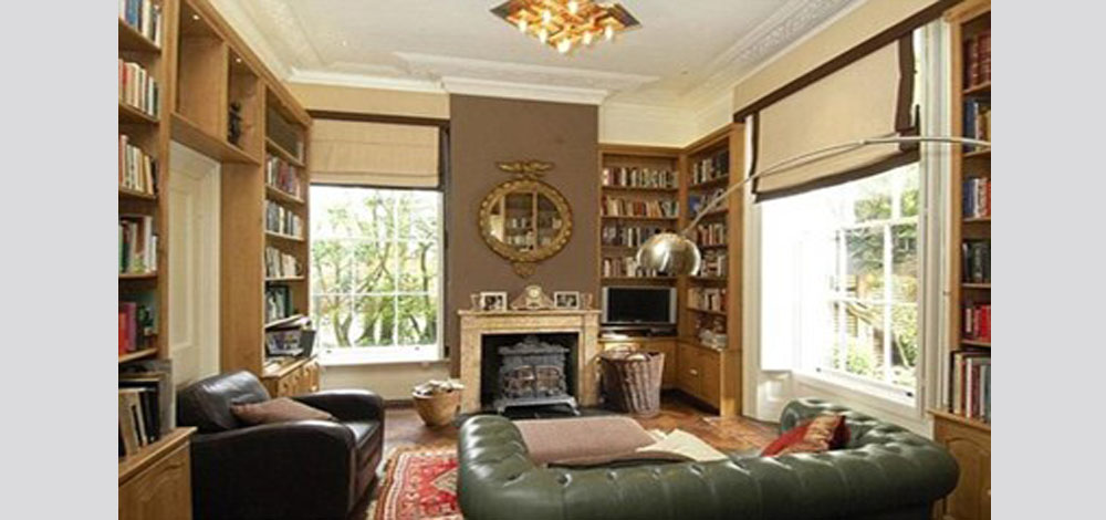 مكتبة أمل في منزلهما ببريطانيا