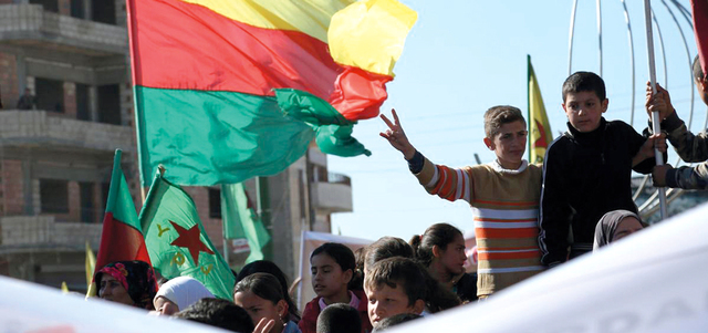 مجموعة من الأكراد خلال تظاهرة في القامشلي ضد استثناء أكراد سورية من محادثات جنيف. أ.ف.ب
