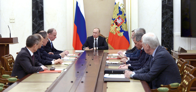 بوتين خلال اجتماعه مع أعضاء مجلس الأمن الروسي في «الكرملين». أ.ف .ب