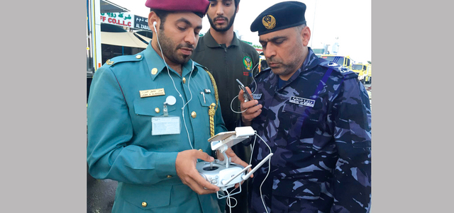 المرزوقي يتابع عبر منصة الدعم الجوي عمليات اطفاء الحريق.  من المصدر