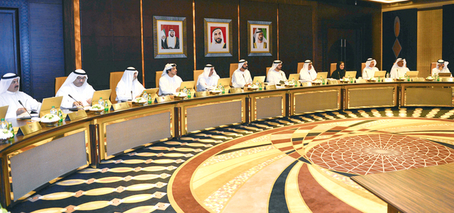 محمد بن راشد خلال ترؤسه اجتماع مجلس الوزراء الذي عُقد في قصر الرئاسة. وام