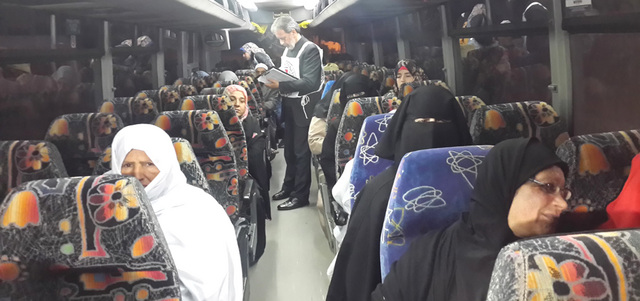 أمهات الأسرى داخل الحافلة التي  أوصلتهن إلى أبنائهن. الإمارات اليوم