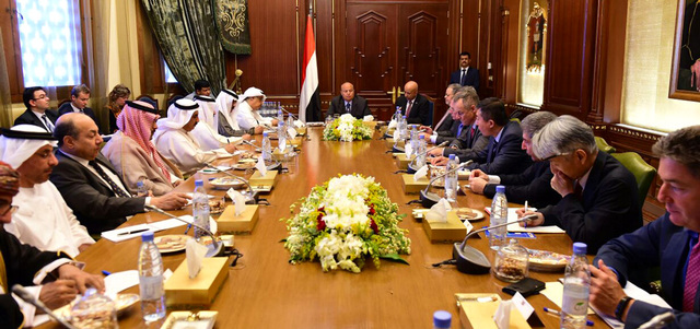هادي خلال اجتماعه مع سفراء الدول الـ 18 في الرياض.  سبأنت