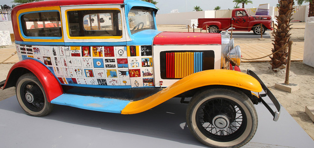 السيارات مزيّنة برسومات بحيث تبدو مثل لوحات فنية كل منها تحمل طابعاً خاصاً.  تصوير: إريك أرازاس