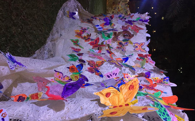 2- حديقة الفراشات: معرض فني لفراشات أبدعت في تلوينها أنامل الأطفال من زوار مهرجان أم الإمارات، حيث حلقوا بخيالهم البريء مع فرشاتهم التي حصلوا عليها للتعبير عن ما يجول في خاطرهم. 
أعمال نحت جماعي وورش فنية تحت تأثير الأضواء التفاعلية والألوان الخلابة هي أبرز ما يميز منطقة الفنون.