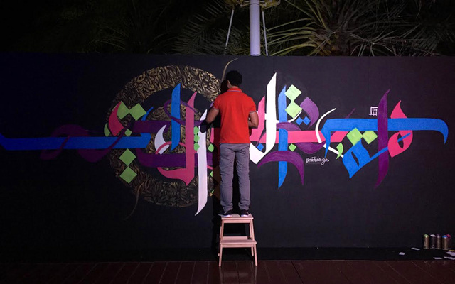 3-"أم الإمارات" بقعة فن: "أم الإمارات" بكل الألوان، والحروف والأنماط اللغوية والفنية التي تضع زوار المهرجان في عمق الإبداع.
الفنان ضياء علام واحد من عشرات الفنانين الذين انضموا للمشاركة بإبداعاتهم، حيث يضع لمساته الأخيرة على  تحفته التي صاغتها أنامله في ممرات منطقة الفنون.