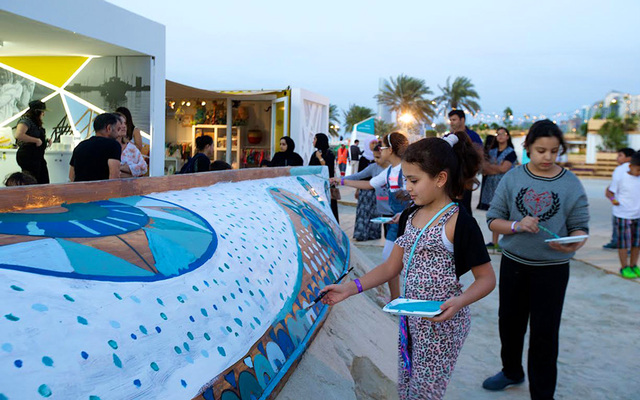 4- بصمة على تراث الإمارات: في منطقة تتوسط بين تشكيلة واسعة من 50 محل تشارك من مختلف أنحاء الإمارات، جاء زوار المهرجان للاحتفال بالفن والثقافة في لوحة فنية يشكلونها بأيديهم على أحد القوارب القديمة ضمن منطقة السوق، حيث يتيح المهرجان لزواره فرصة ترك بصمة إبداعية على هذه القطعة الفنية التي تروي قصة التراث الإماراتي.