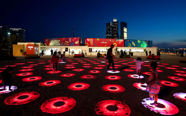 5- بركة الأضواء: نشاط تفاعلي للأطفال، حيث تمتزج الألوان مع الرمال في منطقة الأنشطة لتشكل لوحة من الومضات الحركية مع كل خطوة وقفزة يخطوها الأطفال على هذه الدوائر، لتنتج أنماطاً موحدة من الألوان الخلابة.