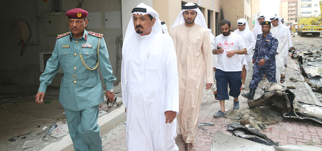 حاكم عجمان خلال تفقده آثار الحريق. وام