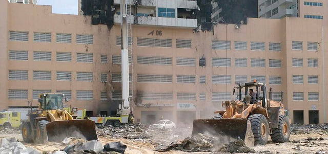 جرافات تابعة لبلدية عجمان تعمل على إزالة آثار الحريق. الإمارات اليوم