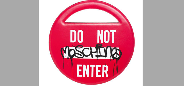 «موسكينو»: حقيبة يد صغيرة ذات تصميم شبابي بـ3900درهم.