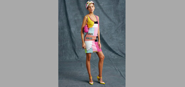 «موسكينو»: فستان من مجموعة صيف وربيع 2016 متعدّد الألوان والأشكال الهندسية بـ7300 درهم.