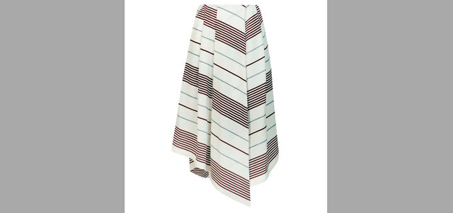 «إليزابيث آند جيمس»: تنورة بكسرات متفاوتة الأطوال بـ2150 درهماً في «بلومينغديلز».