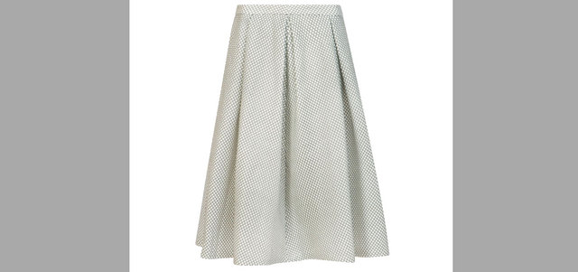 «أكوا»: تنورة بقصّة متموّجة وطبعات هندسية دقيقة بـ250 درهماً في «بلومينغديلز».