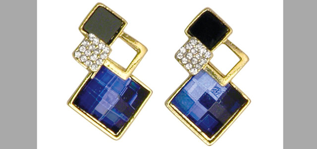 «سبلاش»: أقراط ذات تصميم هندسي مزيّن بالكريستال بـ12 درهماً.