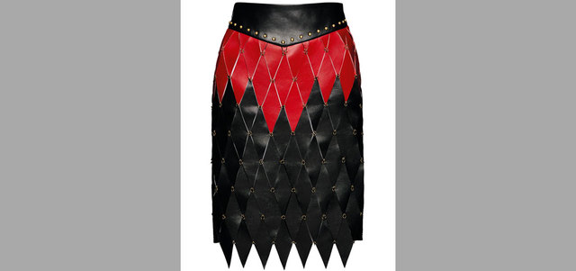 «ماغدا بوتريم»: تنورة جلدية بتصميم على شكل معينات متلاصقة بـ5850درهماً في «بلومينغديلز».