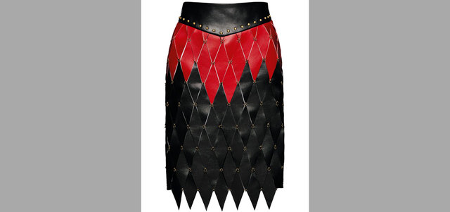 «ماغدا بوتريم»: تنورة جلدية بتصميم على شكل معينات متلاصقة بـ5850درهماً في «بلومينغديلز».