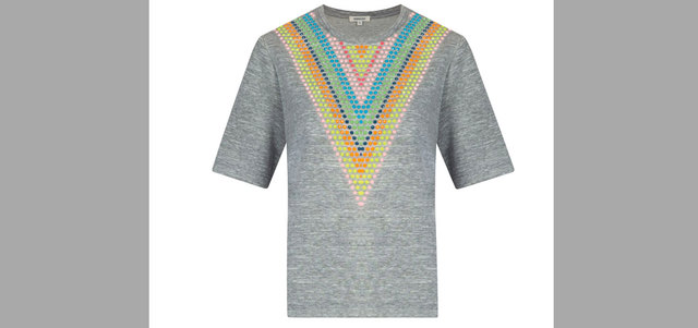 «مانوش»: بلوزة ذات طبعات ملوّنة ب1050 درهماً في «بلومينغديلز».