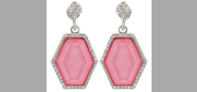 «سبلاش»: أقراط مناسبة للمساء مزيّنة بالكريستال بـ24درهماً.