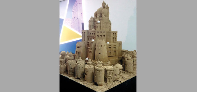 يدعو هذا الركن زواره من الأطفال إلى بناء بيوت ترابية مصغرة، وخلال ذلك يتم التعرف إلى طرق البناء في الماضي بتتبع مسيرة تطور المنازل في الإمارات، بترتيب زمني من المواد المستخدمة في العمارة قديماً وحتى يومنا هذا.