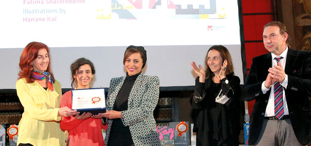 بدور القاسمي وشرف الدين والقاعي خلال تسلمهن التكريم.  من المصدر