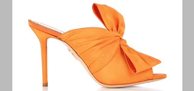 «شارلوت أولمبيا»: صندل بكعب وتصميم مبتكر بـ2800 درهم.