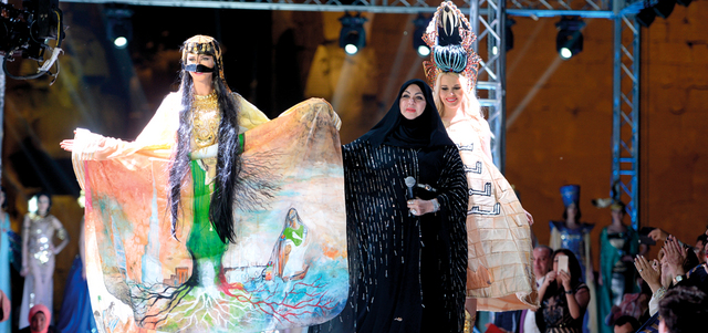 المنصوري: الثوب الذي استغرق تنفيذه وتصميمه 3 أسابيع يعبر عن تمسكي بهويتي الإماراتية التي هي سبب تميزي.

الإمارات اليوم