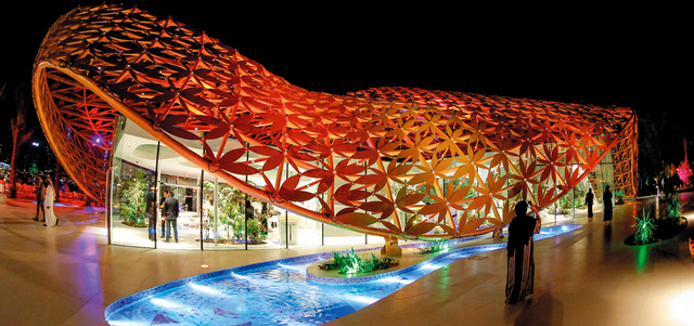 جزيرة النور في الشارقة أطفال ي لاحقون الف راشات وكبار يتصي دون البهجة