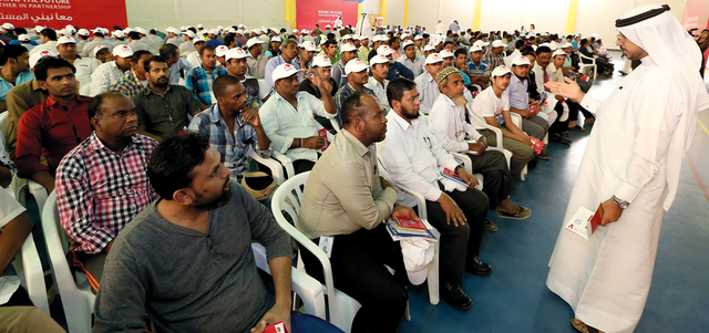 ورش عمل حملة وزارة الموارد البشرية والتوطين «اعرف حقك» شهدت حضوراً عمالياً كبيراً في أبوظبي.  تصوير: نجيب محمد