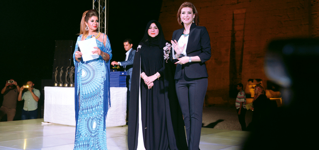 المنصوري تتوسط الفنانة منال سلامة والمذيعة بوسي شلبي خلال ختام المهرجان. الإمارات اليوم