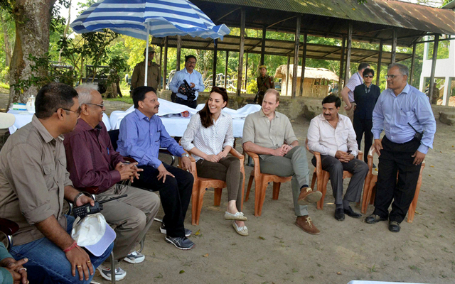 زار الأمير وليام الوريث الثاني في ترتيب ولاية عرش بريطانيا، وزوجته كيت حديقة كازيرانجا الوطنية شمال شرقي الهند . الصور من رويترز