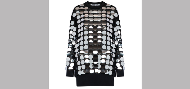 «أليكساندر ماكوين»: بلوزة بقصة واسعة مزيّنة بحبات من الترتر الكبير بـ 2650درهماً.