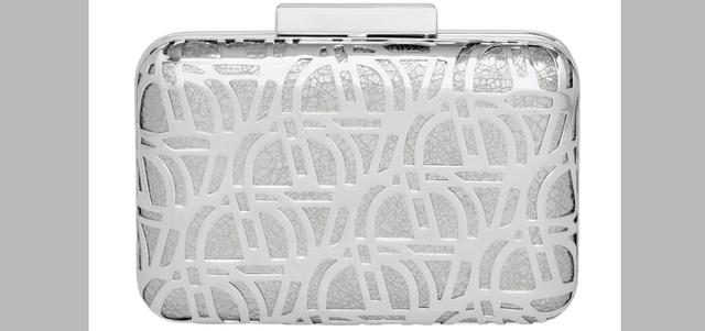 «إيغنر»: حقيبة يد مسائية من مجموعة «إيغنر تيسورا» بـ 2890درهماً، وتتوافر بدرجات أخرى.