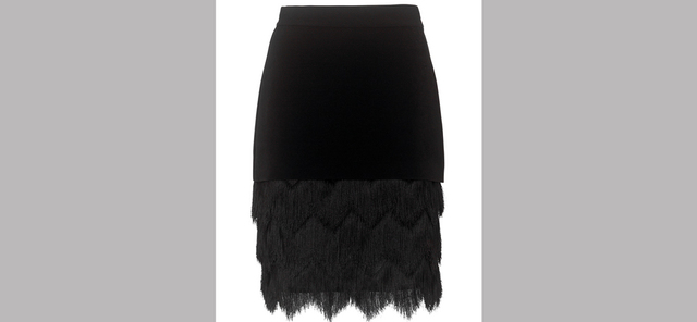 «ويسلز»: تنورة مسائية مزيّنة بحاشية من الشرابات الناعمة بـ 725درهماً في «بلومينغديلز».