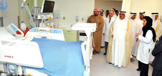 حمدان بن راشد خلال تفقده الأقسام الجديدة في المستشفى. وام