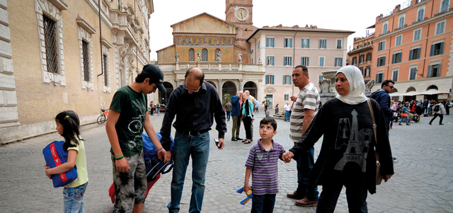 الأسر السورية التي وصلت برفقة البابا تسعى إلى الاندماج في المجتمع الإيطالي.

أرشيفية