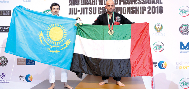 المازمي خلال تتويجه بذهب الحزام الأبيض «62 كلغ». من المصدر