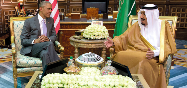 سلمان لدى استقباله أوباما.   أ.ب