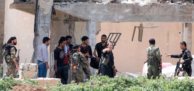 عناصر من النظام السوري يستسلمون لميليشيات كردية في القامشلي.  رويترز