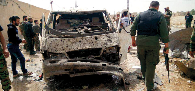 جنود يتفقدون موقع انفجار سيارة مفخخة في ضواحي منطقة السيدة زينب. رويترز