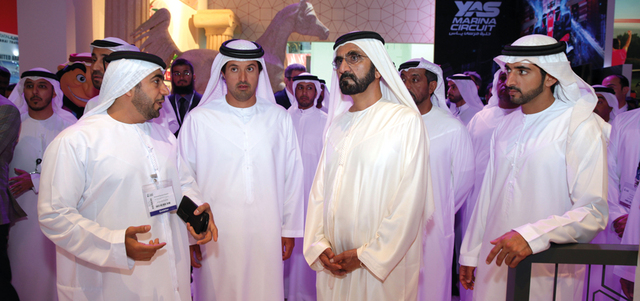 محمد بن راشد تجول في أرجاء «الملتقى» يرافقه ولي عهده. وام