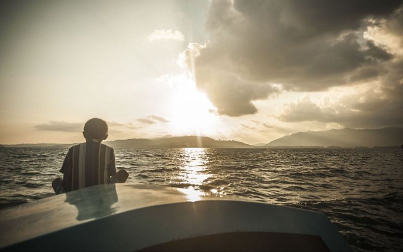 لكن الأمر يعود حقيقة إلى تمتُع الميلانزيين بمجموعة متميزة من الجينات تسمى "TYRP1" وهي مسؤولة عن لون الشعر، وهذه المجموعة مختلفة ومنفصلة تماماً عن تلك المسؤولة عن لون الشعر لدى سكان أوروبا ولا توجد في جيناتهم أصلاً.