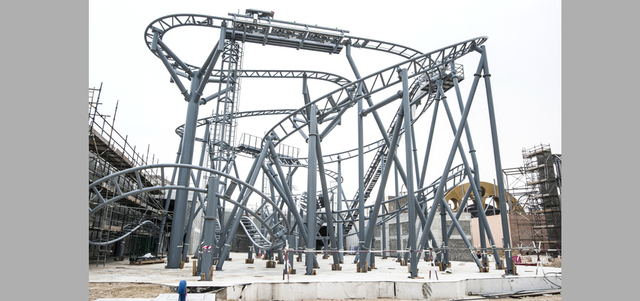 إحدى الألعاب الأفعوانية الموجودة في المتنزه. من المصدر