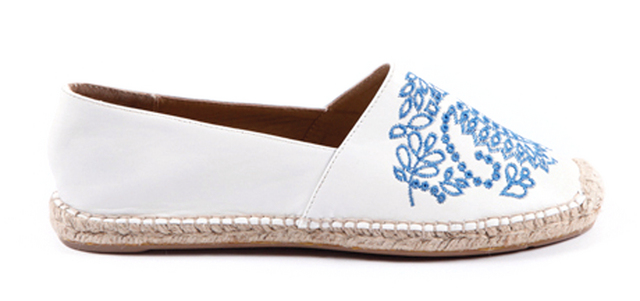 «شومارت»: حذاء «إسبادريل» صيفي مطرز بـ 130درهماً.