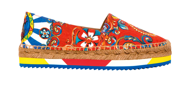 «دولتشي آند غابانا»: حذاء بقصة «إسبادريل» ذات طبعات مميزة بـ2300درهم في «هارفي نيكلز».
