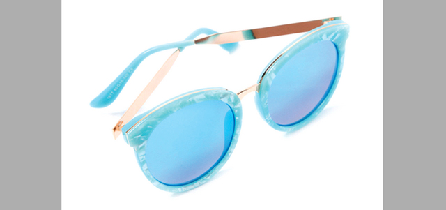«شومارت»: نظارة شمسية بظلال زرقاء صيفية بـ 45درهماً.