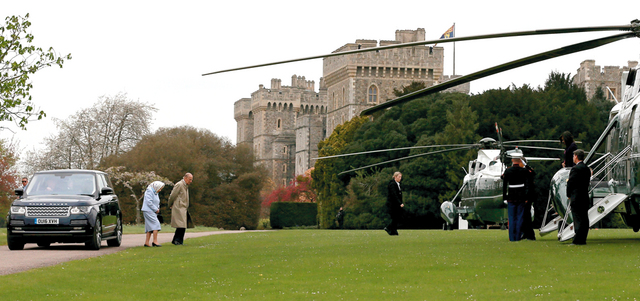 الملكة إليزابيث والأمير فيليب يستقبلان باراك أوباما وزوجته ميشيل أوباما في حديقة وندسور. إي.بي.إيه
