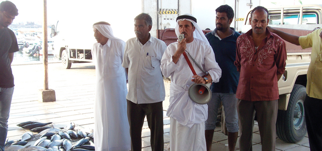 الباطني لا يملك طراداً ولا يمارس مهنة الصيد مكتفياً بمهمة الدلالة.

من المصدر