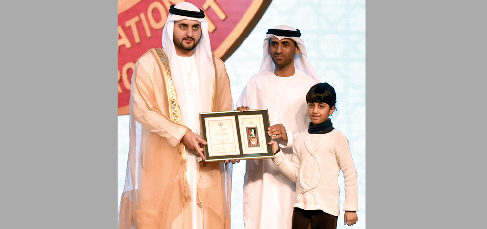 مكتوم بن محمد يكرّم أحمد النعيمي خلال جائزة الإمارات التقديرية للبيئة. وام