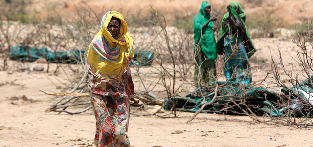 نساء في معسكر نازحين على أطراف مدينة كل أوجيد على الحدود الإثيوبية الصومالية. رويترز